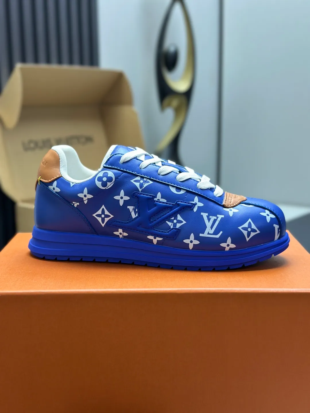👟👟Ex-factory price 680👟👟 Full set of packaging with airplane box💰Top version LV-Louis Vuitton-classic catwalk new style 1:1 development replica of the original version! ! The upper foot is very comfortable. It is made of luxurious materials and fine workmanship. The midsole is printed with English letters "Made in Europe". The upper is made of calfskin imported from Italy. The side is decorated with the brand's LOGO and signature. The latest latex foot pads and mesh lining make the foot feel super comfortable. The original two-color TPU combination outsole is specially provided by the original factory. Bag technology Goodyear stitched edges Fabric: Exclusive customized first-layer cowhide Accessories: Exclusive private model Vuitton logo, lining: Customized silk mesh lining - first-layer silk cowhide lining Outsole: TPU combination outsole wear-resistant, non-slip and anti-yellowing Foot pads: new latex pads-mesh sweat-absorbent Counter technology: fully computerized sewing machine wire drawing Toe box back cover Hot and cold shaping Full set of pull-top lasts with medium and low logo patterns Special counter packaging - shoelaces, certificate, card, instructions, certificate of quality, dust bag, the most complete packaging on the entire network, women's 35-40 men's 38-46 (38/46 customized, non-refundable! GD9916